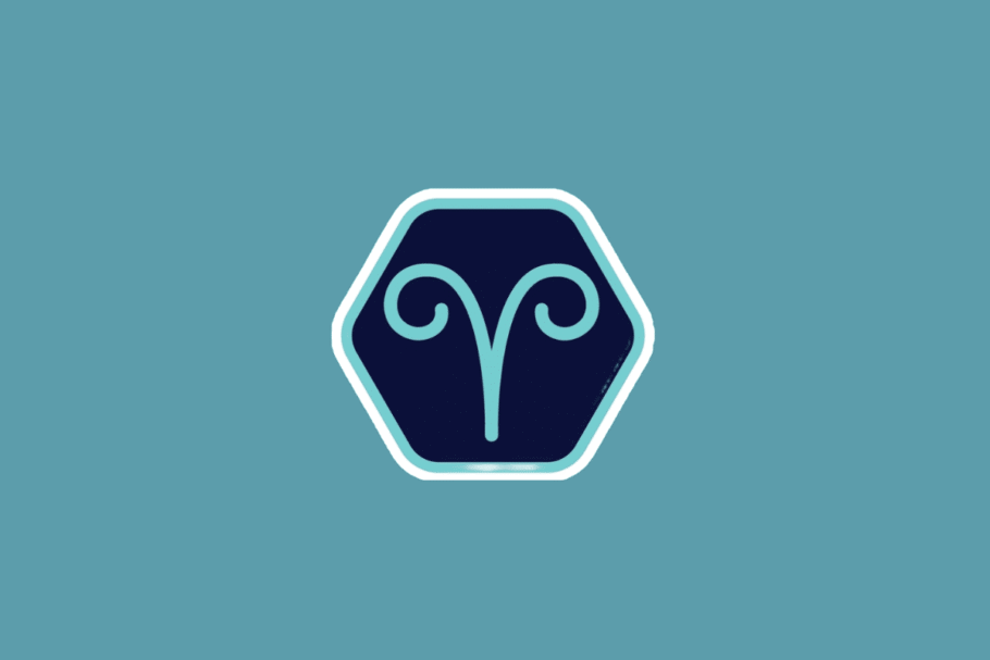 Ilustração minimalista do símbolo do signo de Áries em tom azul-claro, centralizada dentro de um hexágono azul-escuro com borda branca e azul. O fundo da imagem é em um tom sólido de azul-turquesa