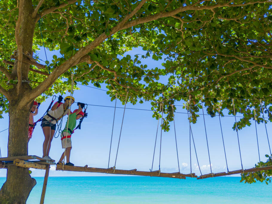 Arvorismo faz parte da estrutura de lazer de hotéis e resorts em destinos de praia e de montanha
