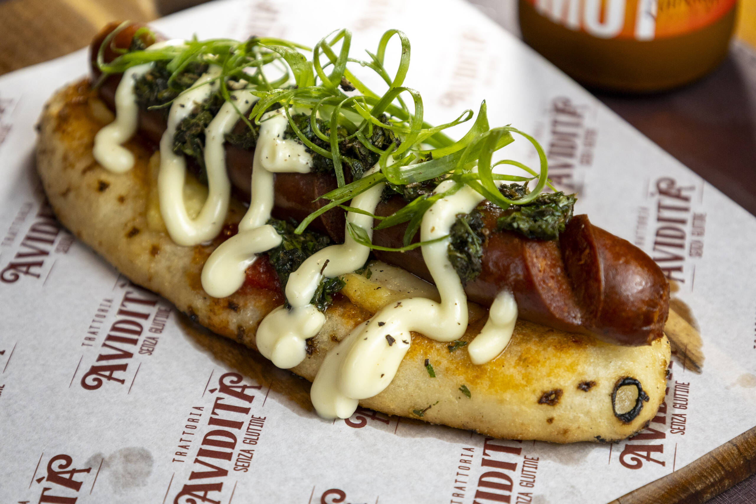 A criativa Choripizza (pão feito com massa de pizza, salsicha Frankfurt e maionese de nduja)