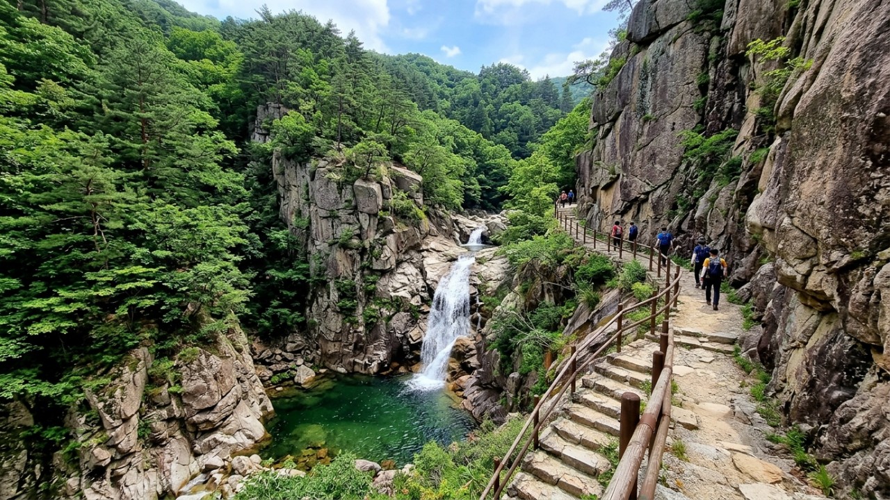 cachoeira-em-canion-de-montanha.jpeg