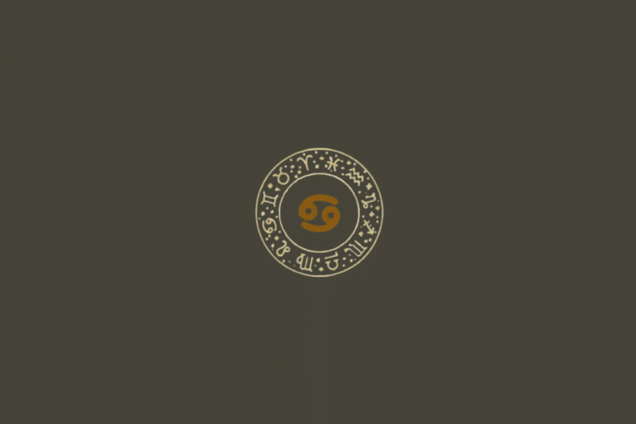 Fundo liso em cinza-escuro/oliva. A composição apresenta um círculo zodiacal central, delineado por linhas finas em dourado-claro, com os símbolos dos 12 signos distribuídos ao redor e pequenos elementos pontilhados. No centro está o símbolo de Câncer, formado por duas curvas espiraladas que lembram pinças de caranguejo, em dourado-ocre.
