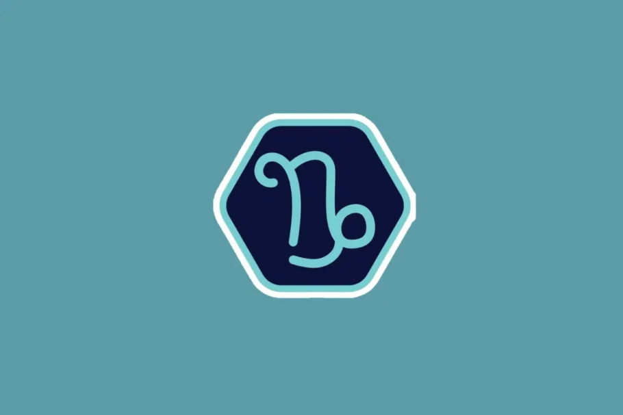 Ilustração minimalista do símbolo do signo de capricórnio em tom azul-claro, centralizada dentro de um hexágono azul-escuro com borda branca e azul. O fundo da imagem é em um tom sólido de azul-turquesa