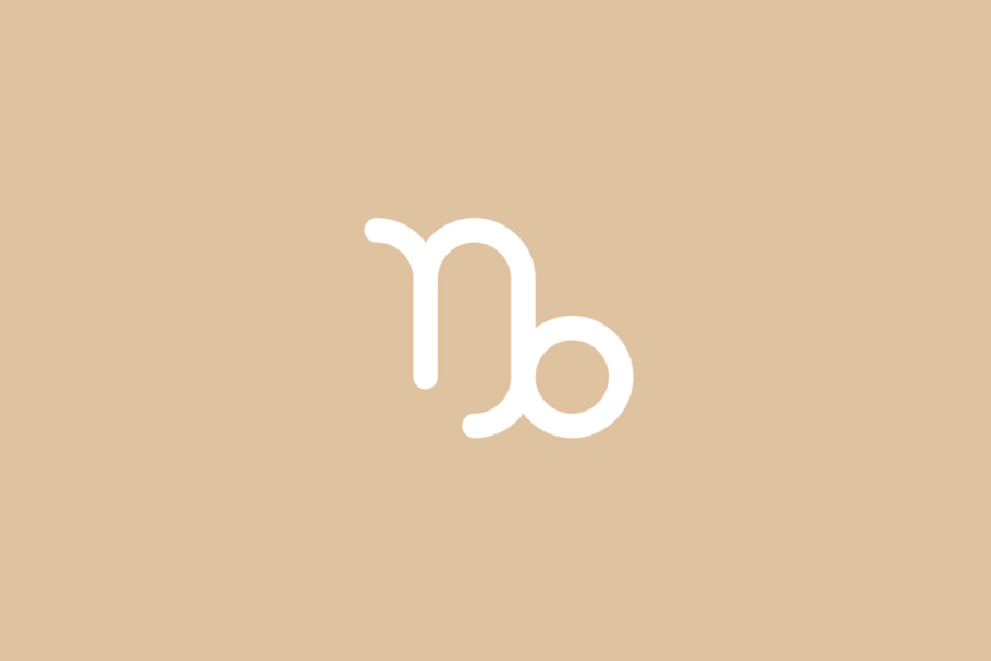 Ilustração minimalista do símbolo do signo de Capricórnio em linha branca contínua, formada por uma estrutura similar às letras "n" e "v" integradas com um laço circular na extremidade direita, centralizada sobre um fundo bege em tom pastel