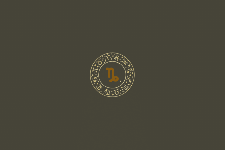 Fundo uniforme em cinza-escuro/oliva. No centro há um círculo zodiacal com contorno fino em dourado-claro, rodeado pelos símbolos dos signos e pequenos detalhes decorativos. No interior está o símbolo de Capricórnio, uma forma estilizada com linhas curvas e um pequeno círculo na parte inferior direita, em dourado-ocre.