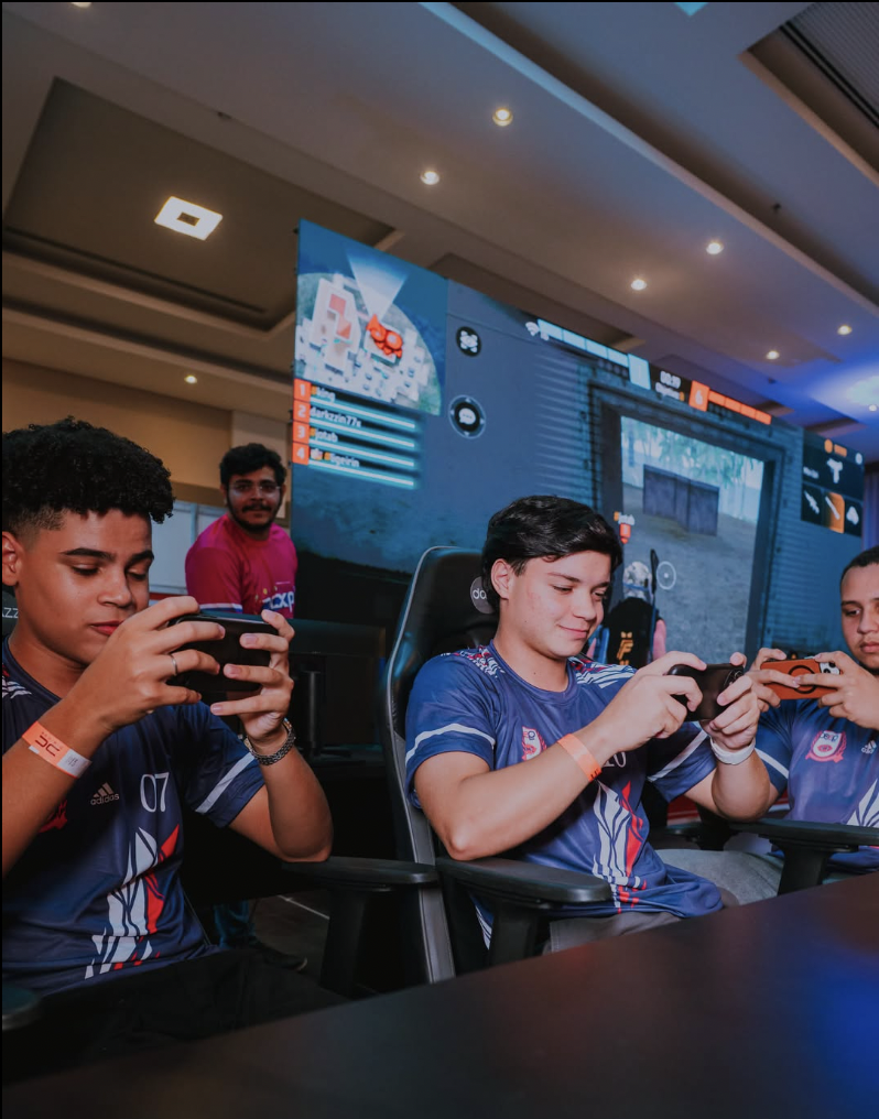 Jogadores participam de uma partida de eSports em celulares durante um campeonato.