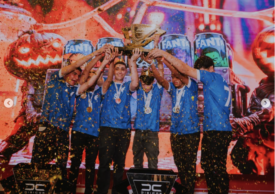 Equipe de eSports comemora uma conquista em campeonato.