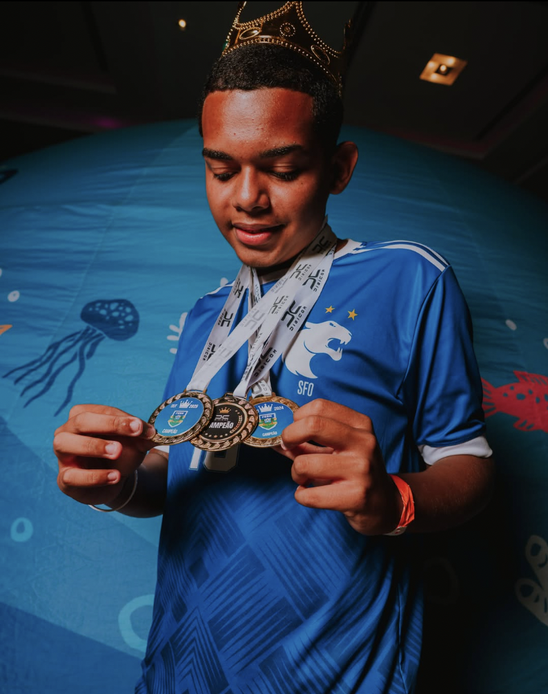 Competidor de eSports exibe as medalhas conquistadas em campeonato.