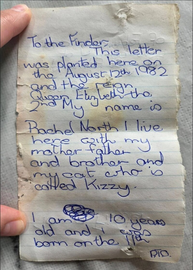 A carta foi colocada dentro de uma cavidade da escada da casa.