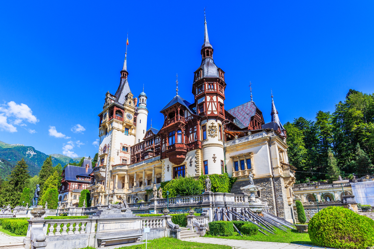 O Castelo de Peles é um dos mais suntuosos palácios da Romênia