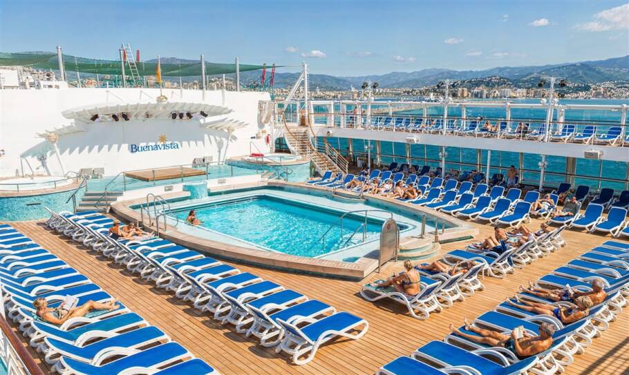 Área da piscina principal do navio Buenavista, da Corazul Cruceros