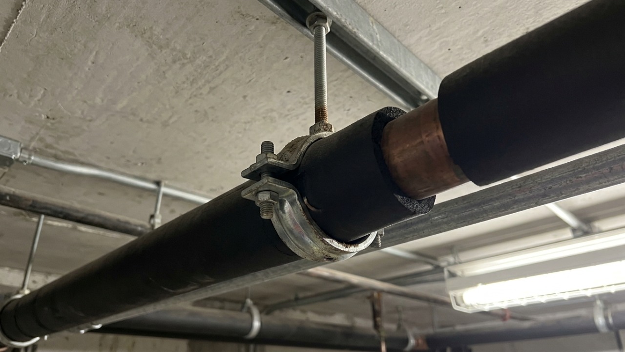 Som de bola no teto vinha da contração de peças metálicas