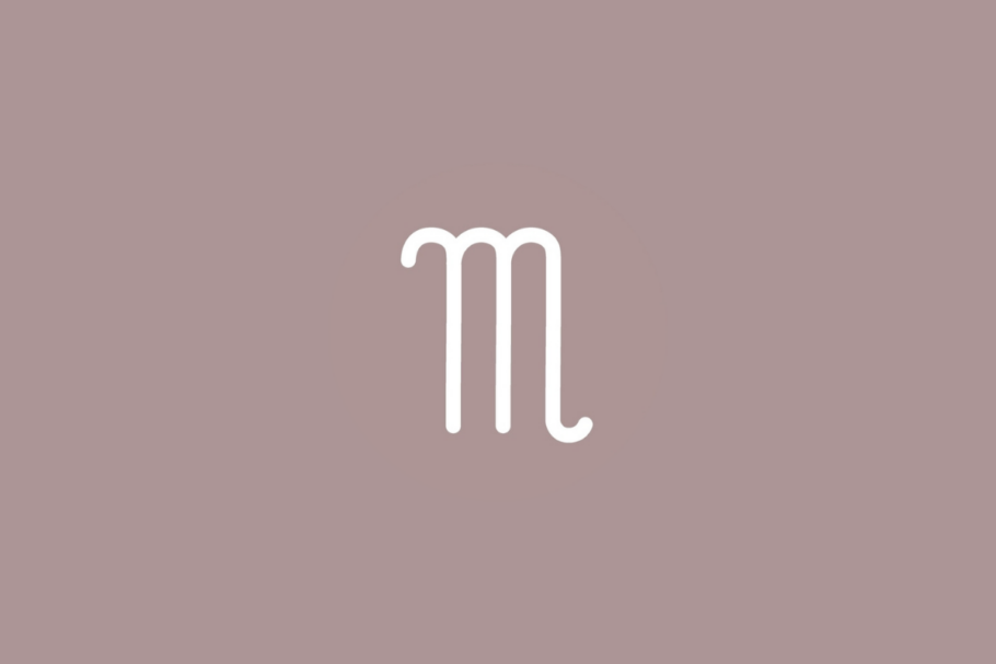 Imagem de fundo castanho-rosado suave. Ao centro, o símbolo branco de Escorpião assemelha-se à letra minúscula "m" com três hastes verticais; a última haste curva-se na ponta para a direita e para cima