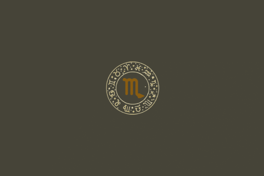 Fundo liso em cinza-escuro/oliva. A imagem possui um círculo central contornado por duas linhas finas em dourado-claro, com os símbolos dos 12 signos ao redor e pequenos pontos ornamentais. No centro está o símbolo de Escorpião, com três hastes verticais e uma extremidade curva semelhante a uma cauda, em dourado-ocre.