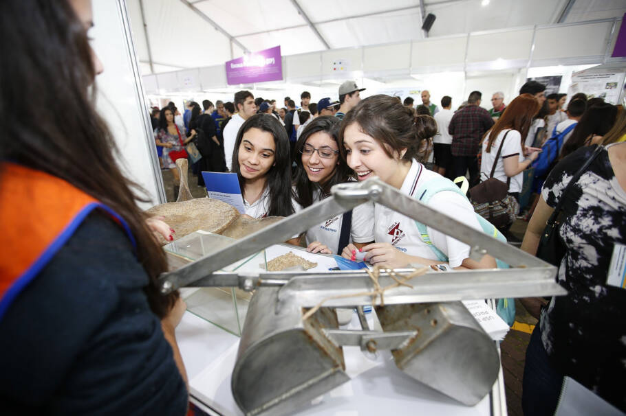 Estudantes na Feira USP e as Profissões
