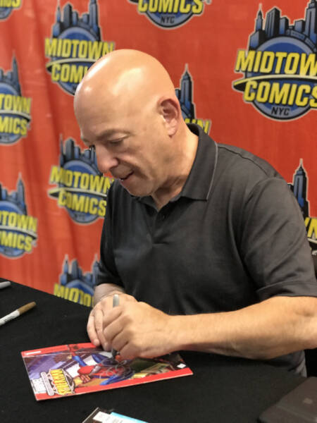 Brian Michael Bendis autografa uma edição de Ultimate Spider-Man #1 em encontro com leitores em Nova York, em 2019. – Luigi Novi/Wikimedia Commons – CC BY 4.0