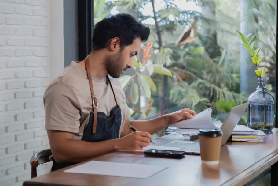 Manter receitas e despesas organizadas facilita o acompanhamento da situação financeira da empresa (Imagem: Simplylove | Shutterstock)
