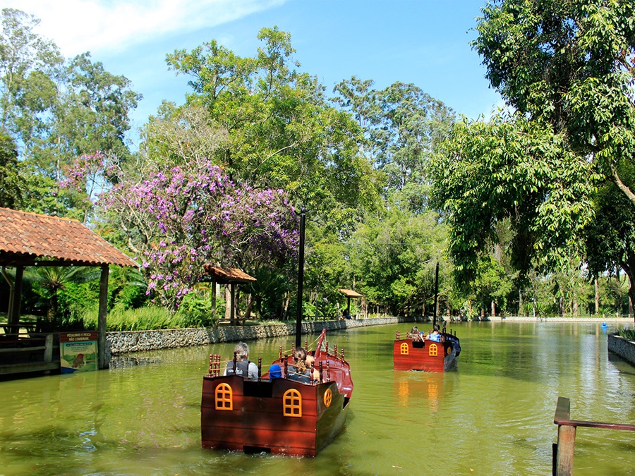 Barco no lago é uma das atrações do Hotel Fazenda Mazzaropi