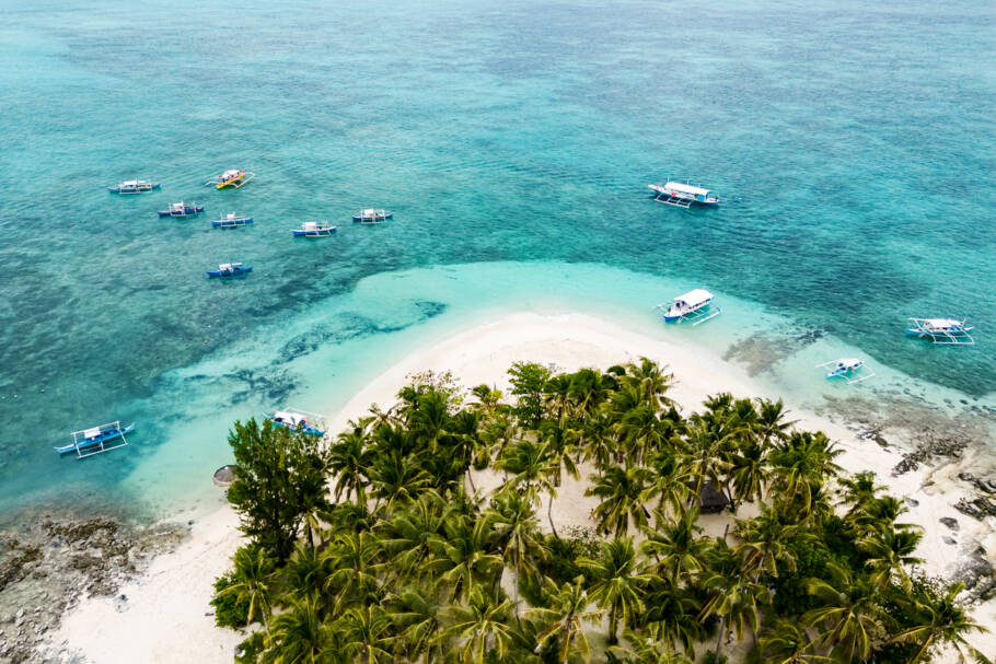 Vista aérea da ilha de Guyam, em Siargao, na costa das Filipinas
