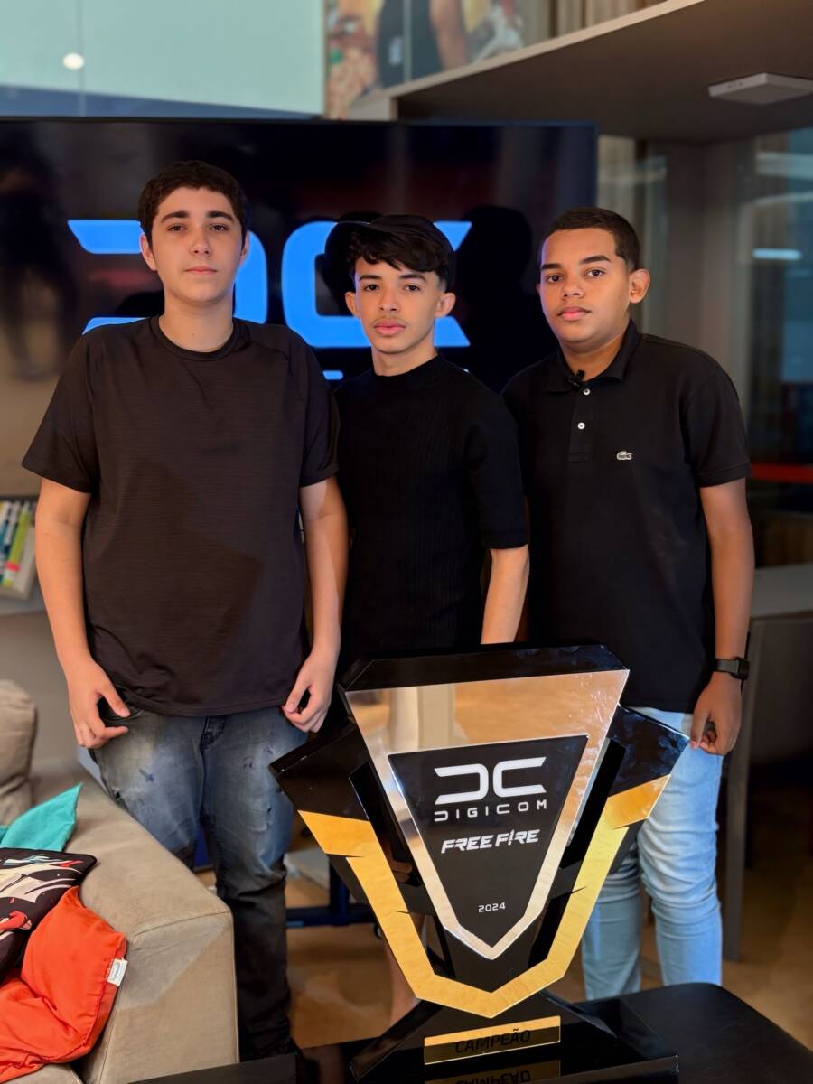 Jogadores com troféu da Digicom de Free Fire.