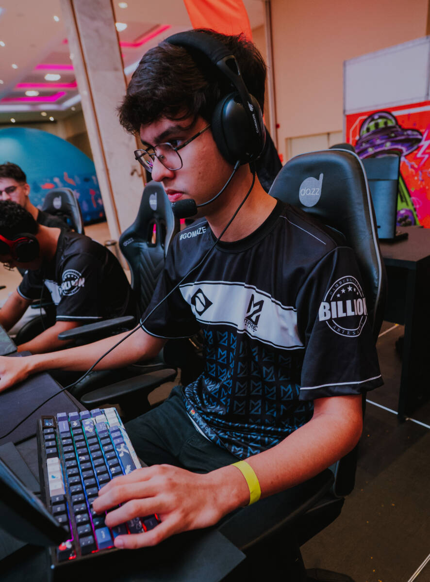 Jogador participa de competição de Valorant durante evento gamer