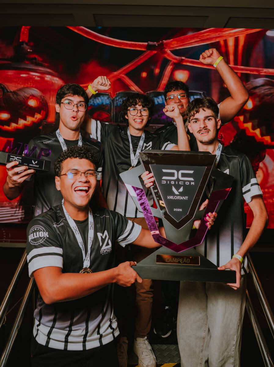 Equipe comemora o título de campeonato de Valorant