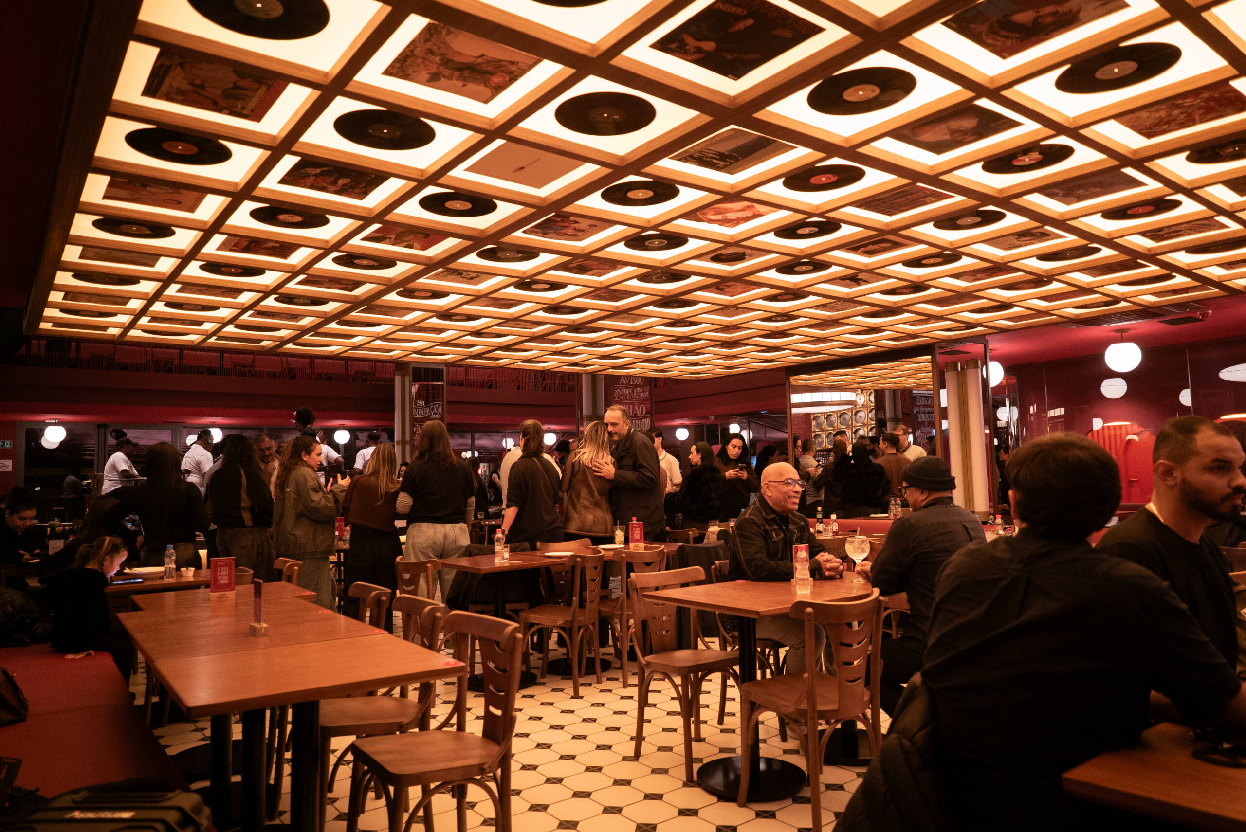 A ideia é transformar o Bar Brahma na Avenida Paulista em um novo ponto de encontro para quem gosta de música brasileira, boa comida e aquela mesa que começa no almoço e, quando você percebe, já virou programa de madrugada
