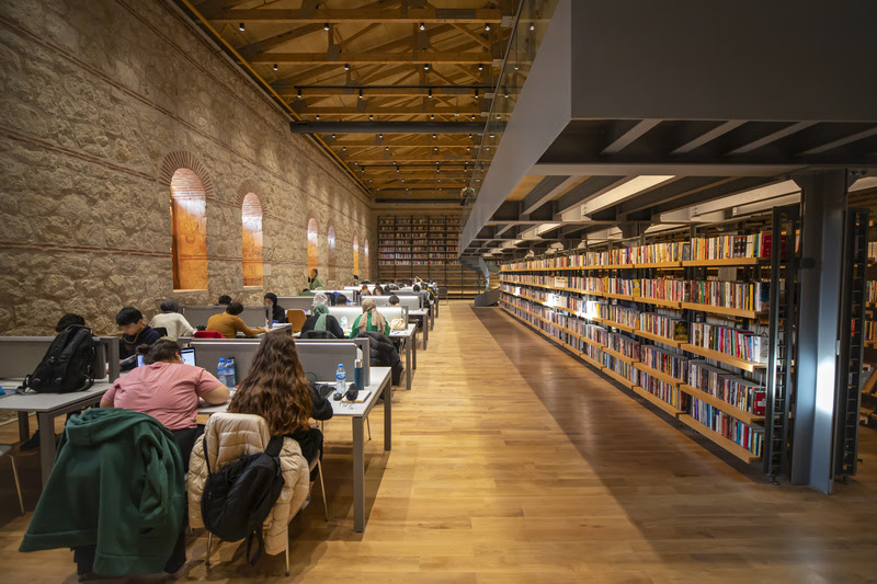 Interior da Biblioteca Rami, em Istambul, foi eleita a melhor biblioteca verde do mundo
