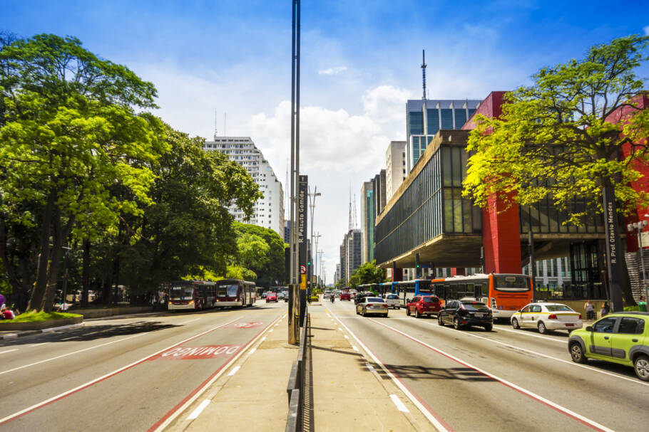Avenida Paulista tem fácil acesso a museus, restaurantes, comércio e serviços