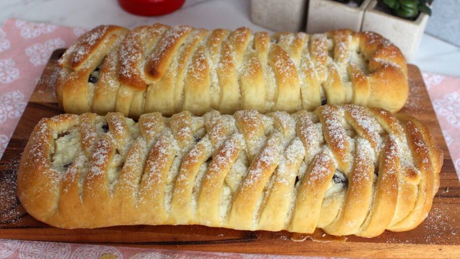 Este pão doce com ricota e passas tem massa fofinha e recheio cremoso