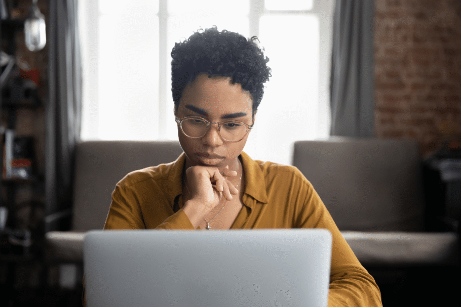 Saber interpretar os dados ajuda a tomar decisões diante de tantas informações disponíveis (Imagem: fizkes | Shutterstock)