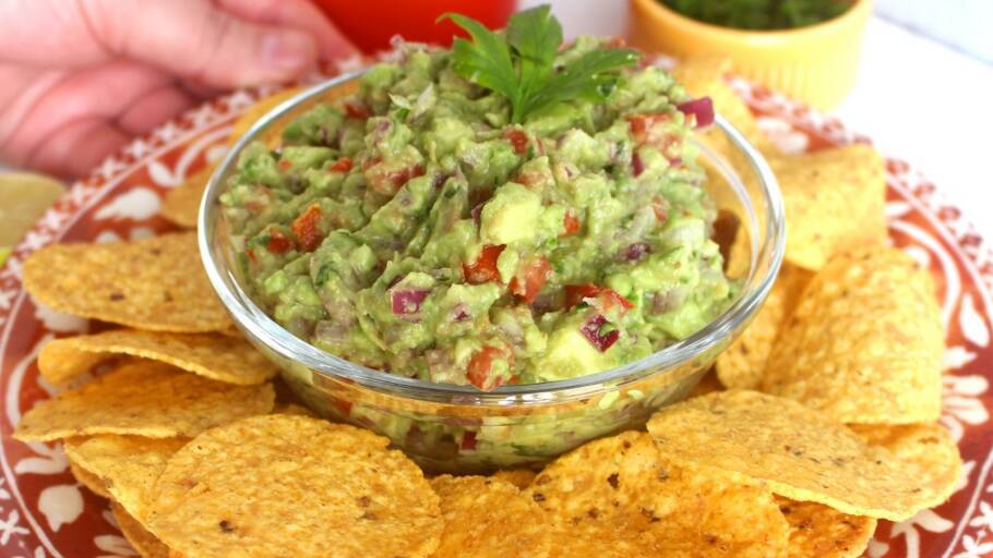 Aprenda como fazer guacamole fácil e cremoso