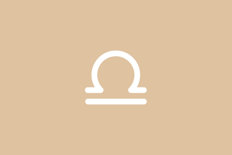 Ilustração minimalista do símbolo do signo de Libra em linha branca contínua, formada por uma linha reta horizontal abaixo de um arco com extremidades estendidas, representando uma balança, centralizada sobre um fundo bege em tom pastel