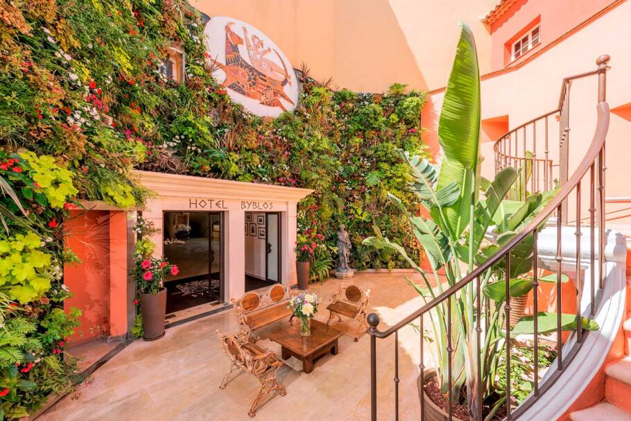 Byblos ajudou a transformar Saint-Tropez se renova aos 59 anos