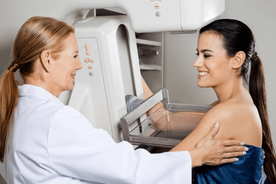Mamografia, hábitos saudáveis e atenção aos sinais ajudam no rastreamento precoce do câncer de mama (Imagem: Tyler Olson | Shutterstock)
