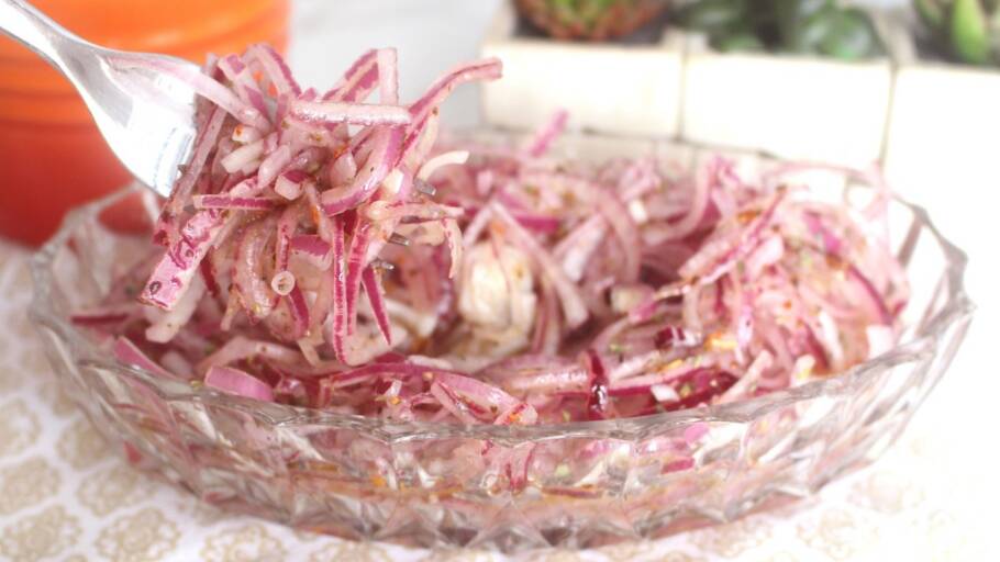 Salada de cebola perfeita para qualquer ocasião