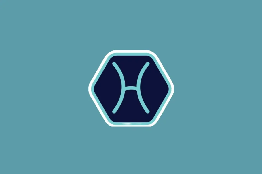 Ilustração minimalista do símbolo do signo de peixes em tom azul-claro, centralizada dentro de um hexágono azul-escuro com borda branca e azul. O fundo da imagem é em um tom sólido de azul-turquesa