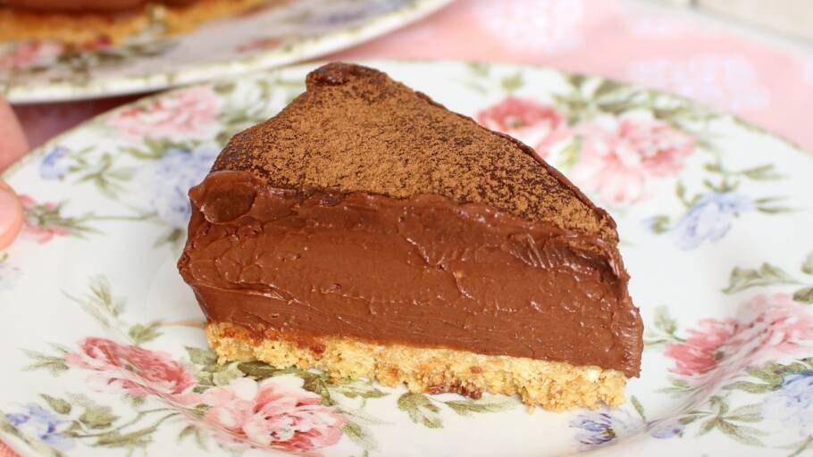 Torta de chocolate sem forno e sem gelatina, fácil de fazer e muito cremosa