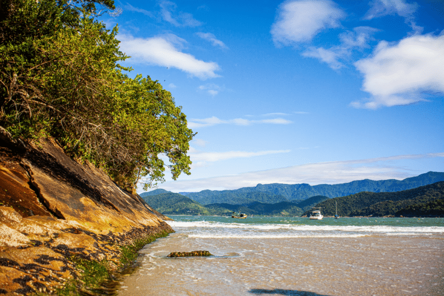 A Praia do Lázaro tem mar mar extremamente calmo, raso e sem ondas (Imagem: Joao D’Andretta | Shutterstock)