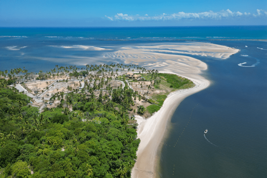 A Praia dos Carneiros tem mar com água calma, morna e cristalina (Imagem: ImagensstockBR | Shutterstock)