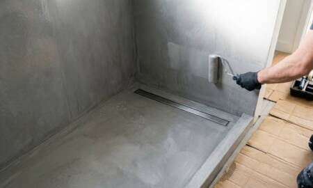 Camada niveladora com malha estrutural garante aderência e acabamento resistente à água. – Imagem gerada por IA.