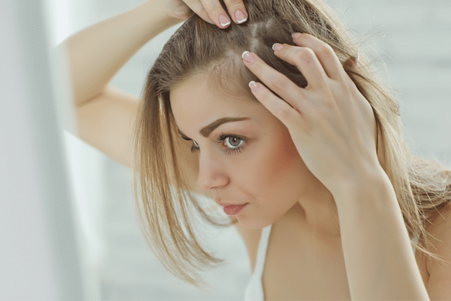 Geralmente, após o eflúvio telógeno, o cabelo volta a crescer normalmente (Imagem: Nina Buday | Shutterstock)