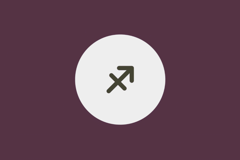 Ilustração minimalista do símbolo do signo de Sagitário em tom cinza-escuro, centralizado dentro de um círculo branco sobre fundo roxo-fechado