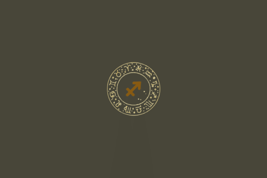 Fundo uniforme em cinza-escuro/oliva. A composição traz um círculo zodiacal central com linhas finas em dourado-claro, cercado pelos símbolos dos signos e pequenos detalhes pontilhados. No centro está o símbolo de Sagitário, representado por uma seta diagonal apontando para cima e para a direita, atravessada por uma linha, em dourado-ocre.