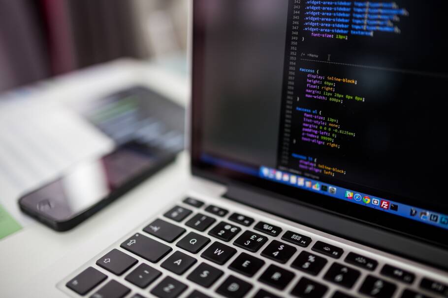 Cursos gratuitos abordam temas como IA, segurança digital e análise de dados e podem ser aplicadas por profissionais de diversas áreas