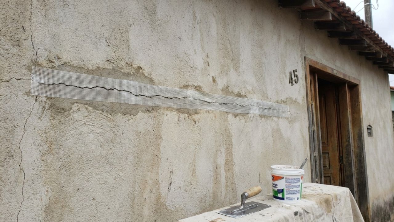 Reparo caseiro deixa rachaduras quase invisíveis após a pintura
