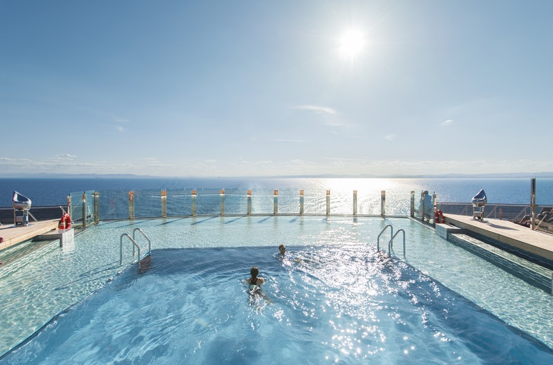 Área da piscina do navio MSC Divina