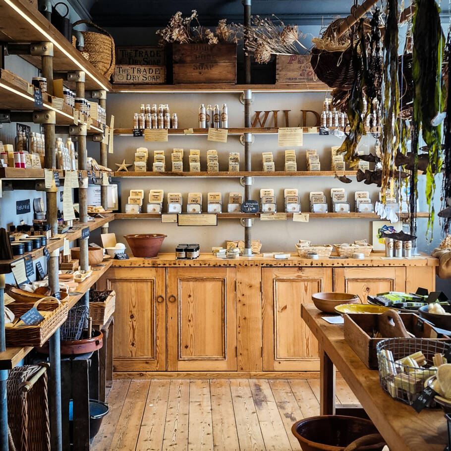 Produtos locais e ingredientes do litoral galês na loja The Really Wild Emporium, da Really Wild Seafood Foraging, em St Davi