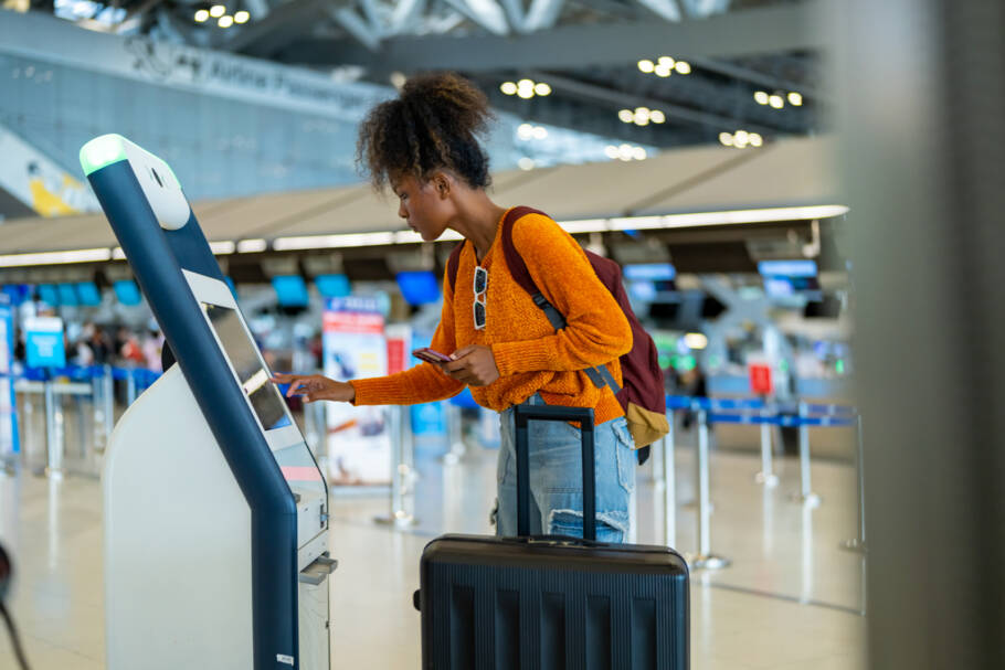 Pesquisa do MTur mostra que quatro em cada dez brasileiras já fizeram uma viagem solo; segurança é uma das principais preocupações
