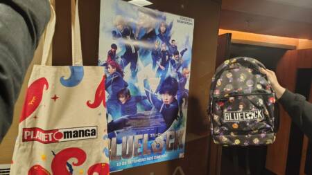 Produtos oficiais de BLUE LOCK durante a pré-estreia do filme.