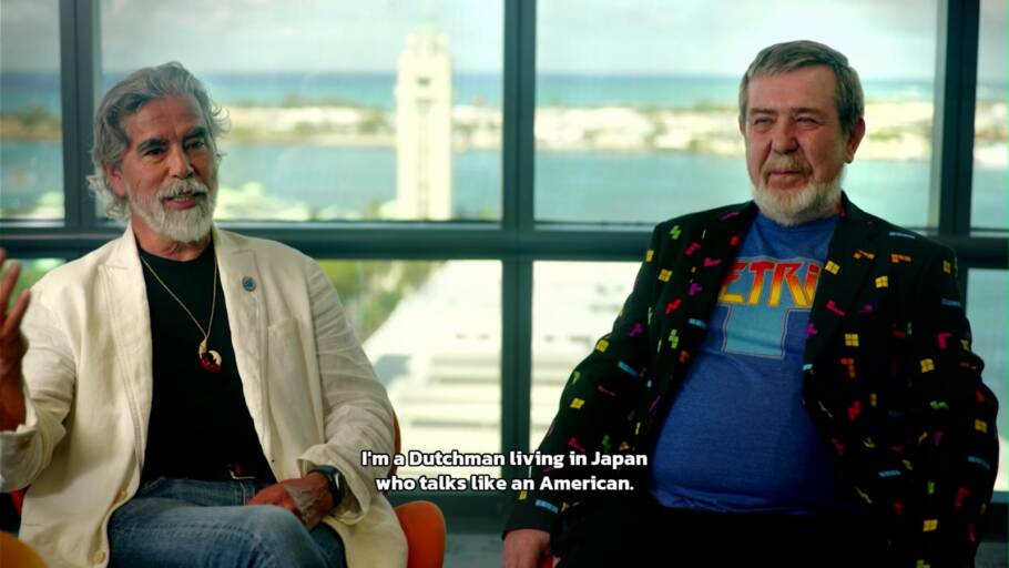 Henk Rogers, ao lado de Alexey Pajitnov, contando sobre as negociações com a ELORG em 1989 para garantir os direitos do jogo para Game Boy
